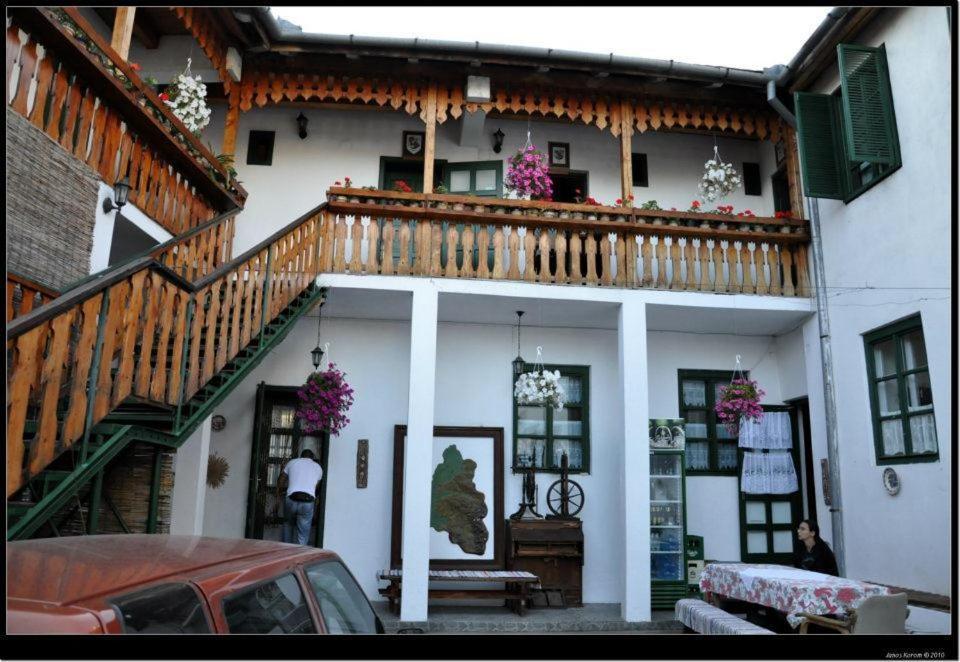 Gobe Csarda Hotel Oradea Exterior photo